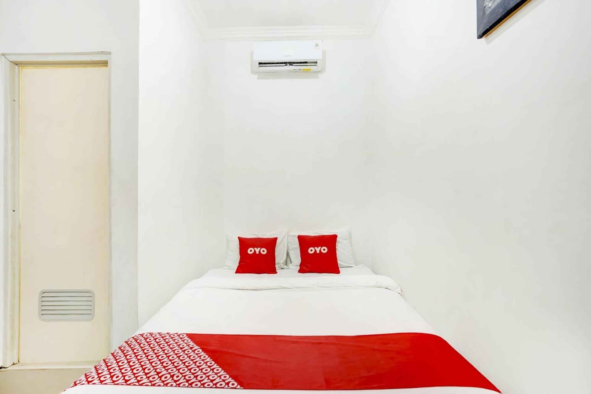 Super Oyo 3702 Homestay Bougenville Syariah Lamongan Buitenkant foto
