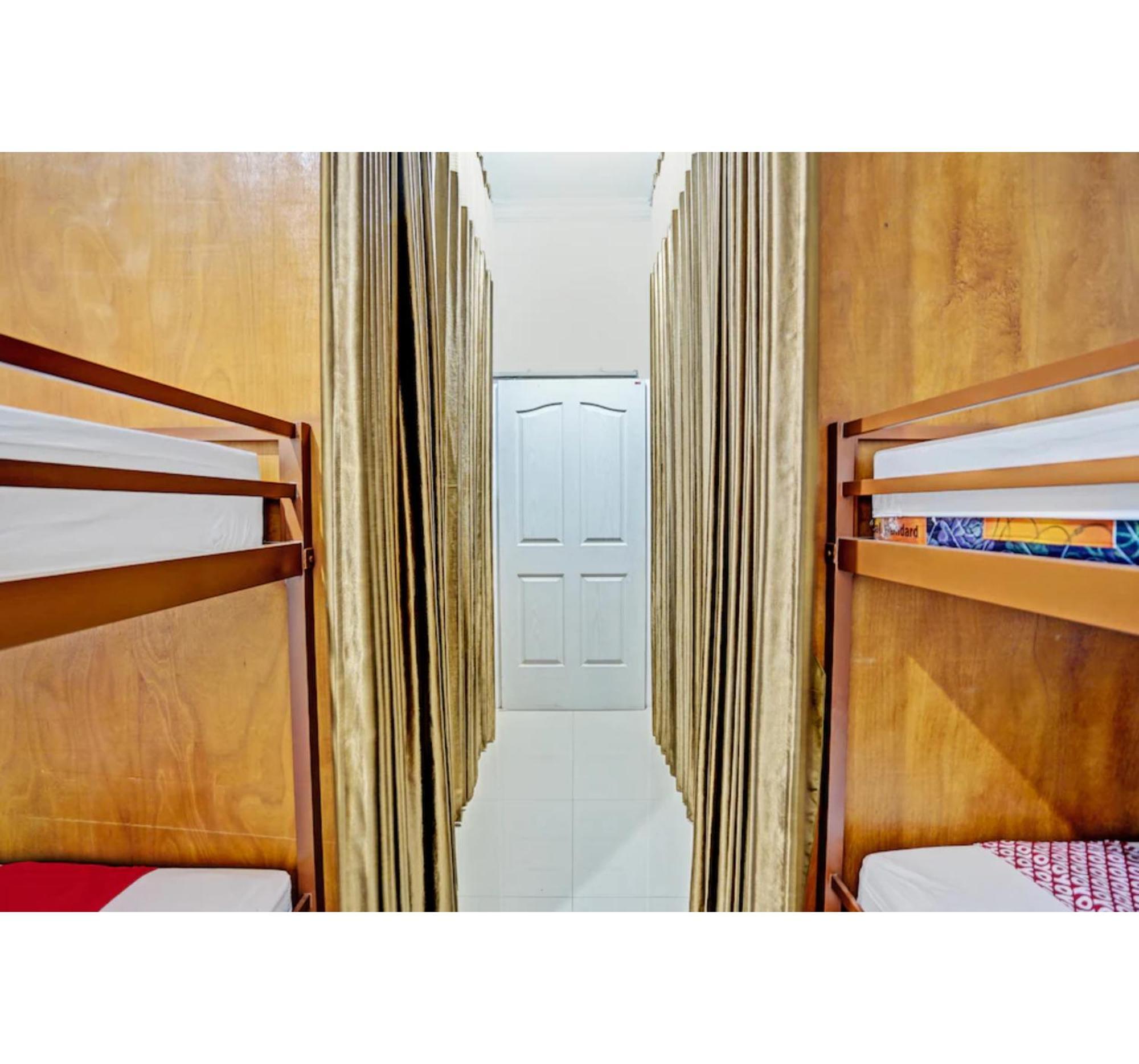 Super Oyo 3702 Homestay Bougenville Syariah Lamongan Buitenkant foto