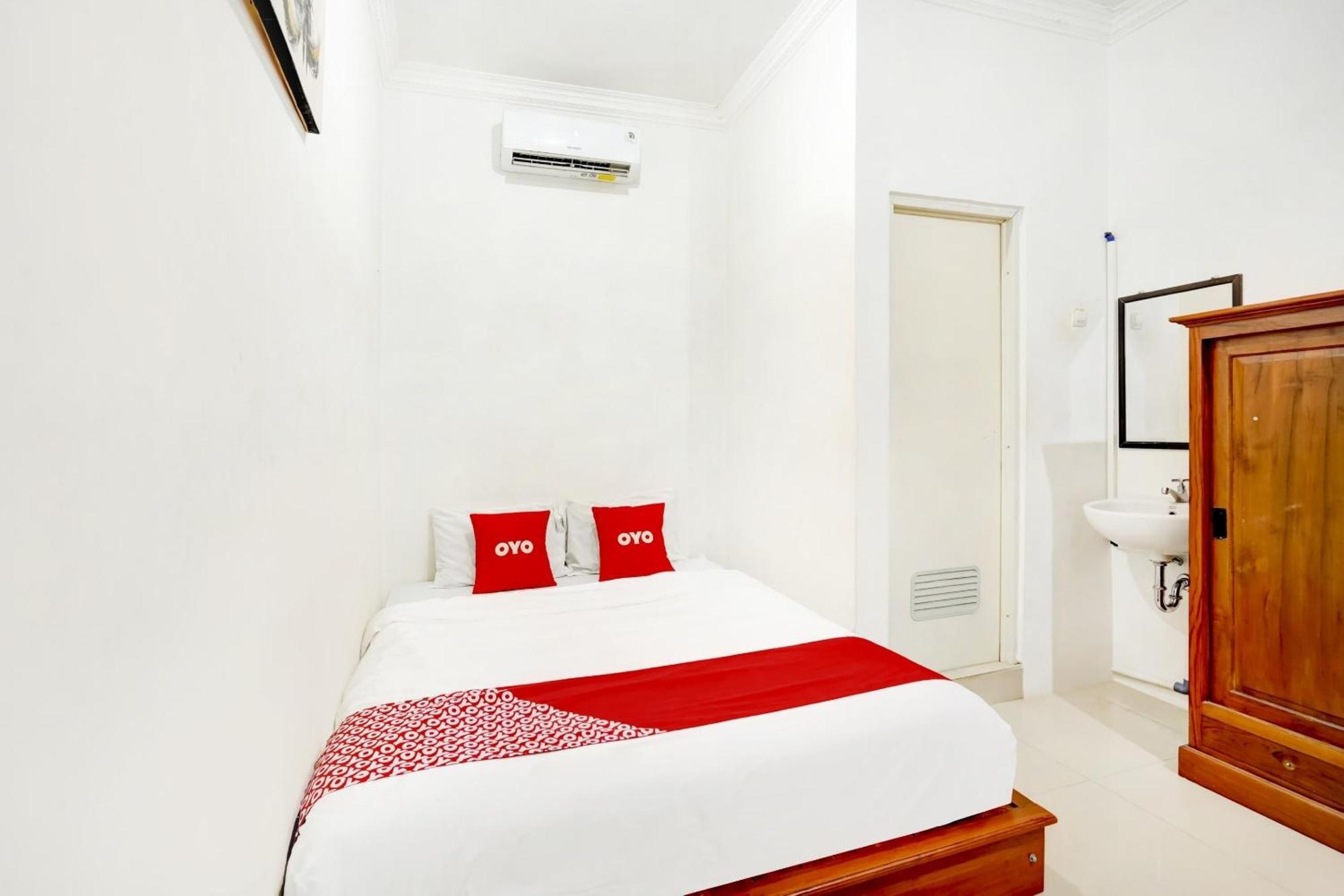 Super Oyo 3702 Homestay Bougenville Syariah Lamongan Buitenkant foto