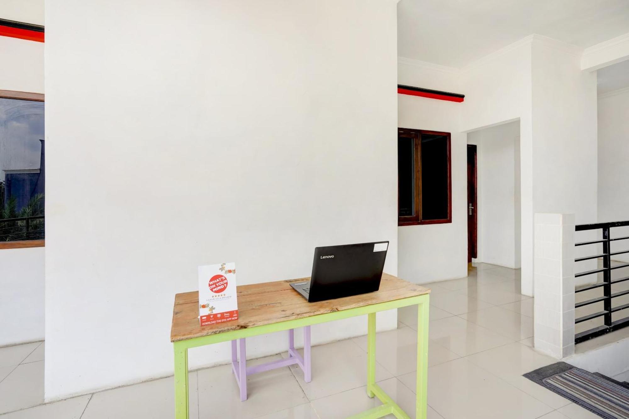 Super Oyo 3702 Homestay Bougenville Syariah Lamongan Buitenkant foto