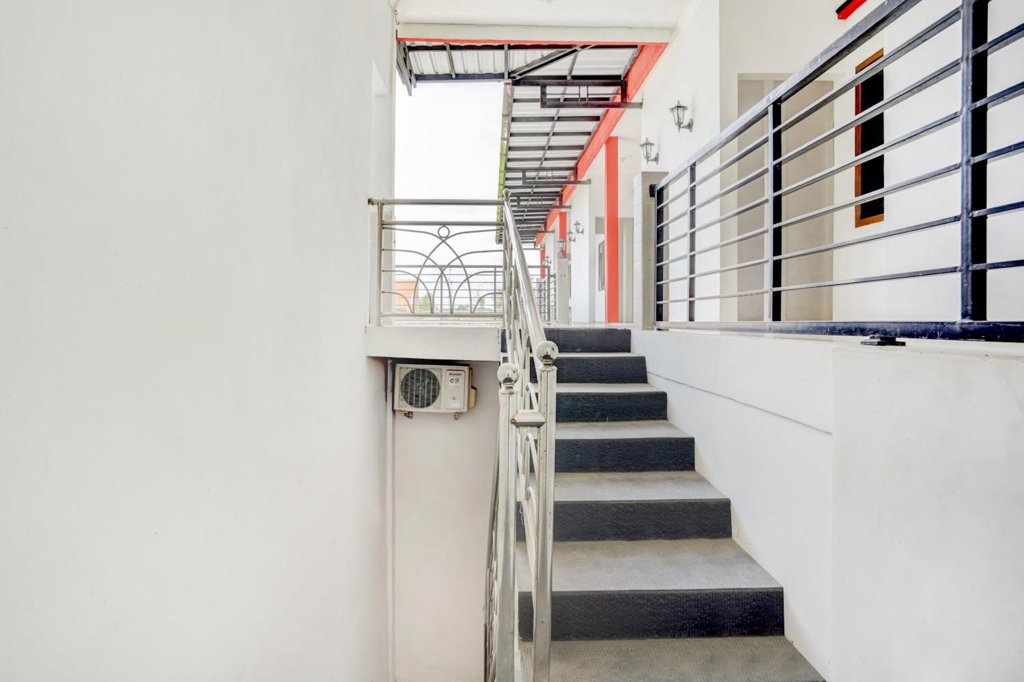 Super Oyo 3702 Homestay Bougenville Syariah Lamongan Buitenkant foto