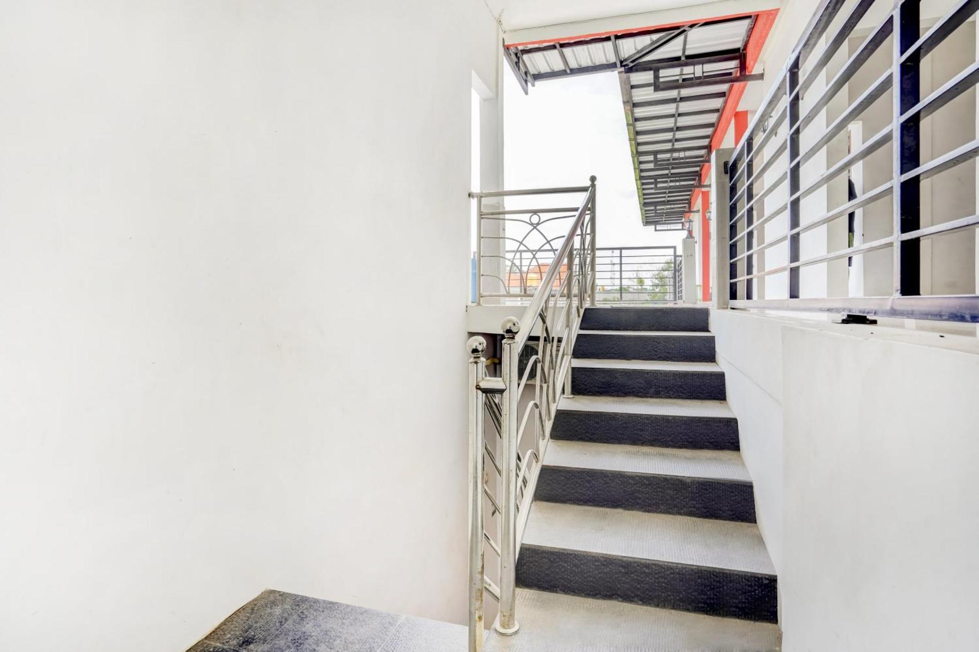 Super Oyo 3702 Homestay Bougenville Syariah Lamongan Buitenkant foto