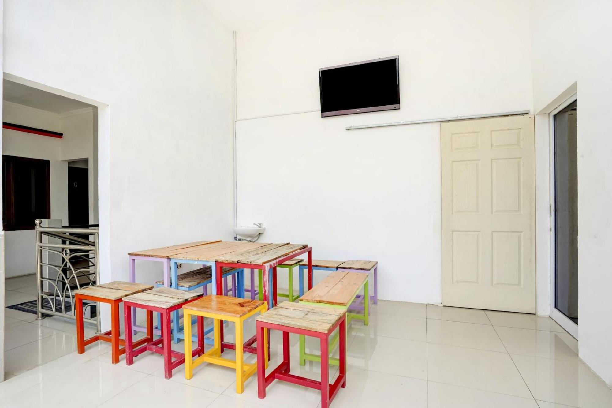 Super Oyo 3702 Homestay Bougenville Syariah Lamongan Buitenkant foto