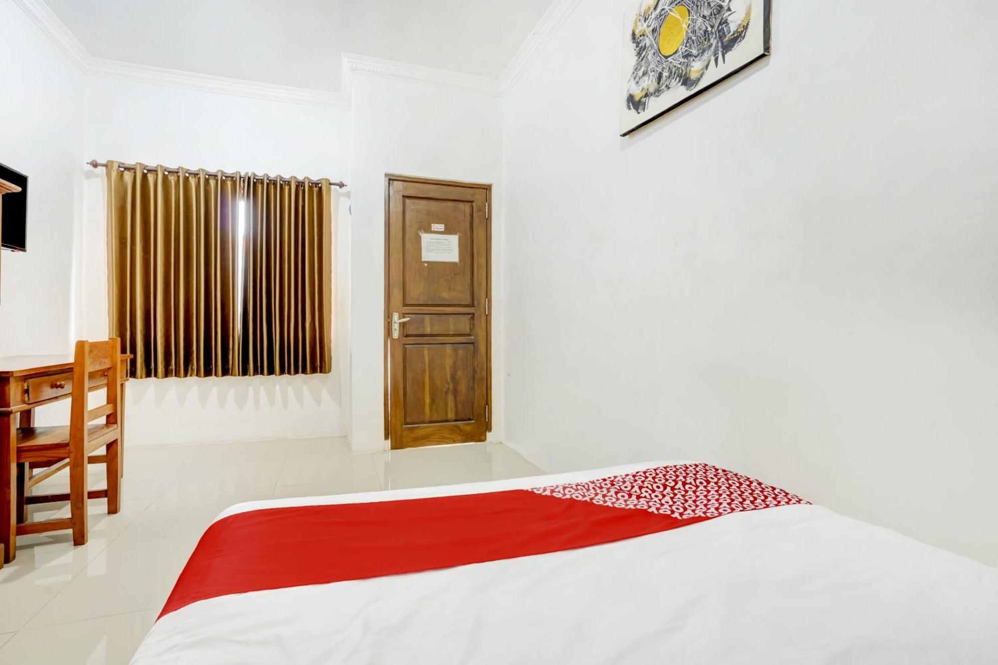 Super Oyo 3702 Homestay Bougenville Syariah Lamongan Buitenkant foto