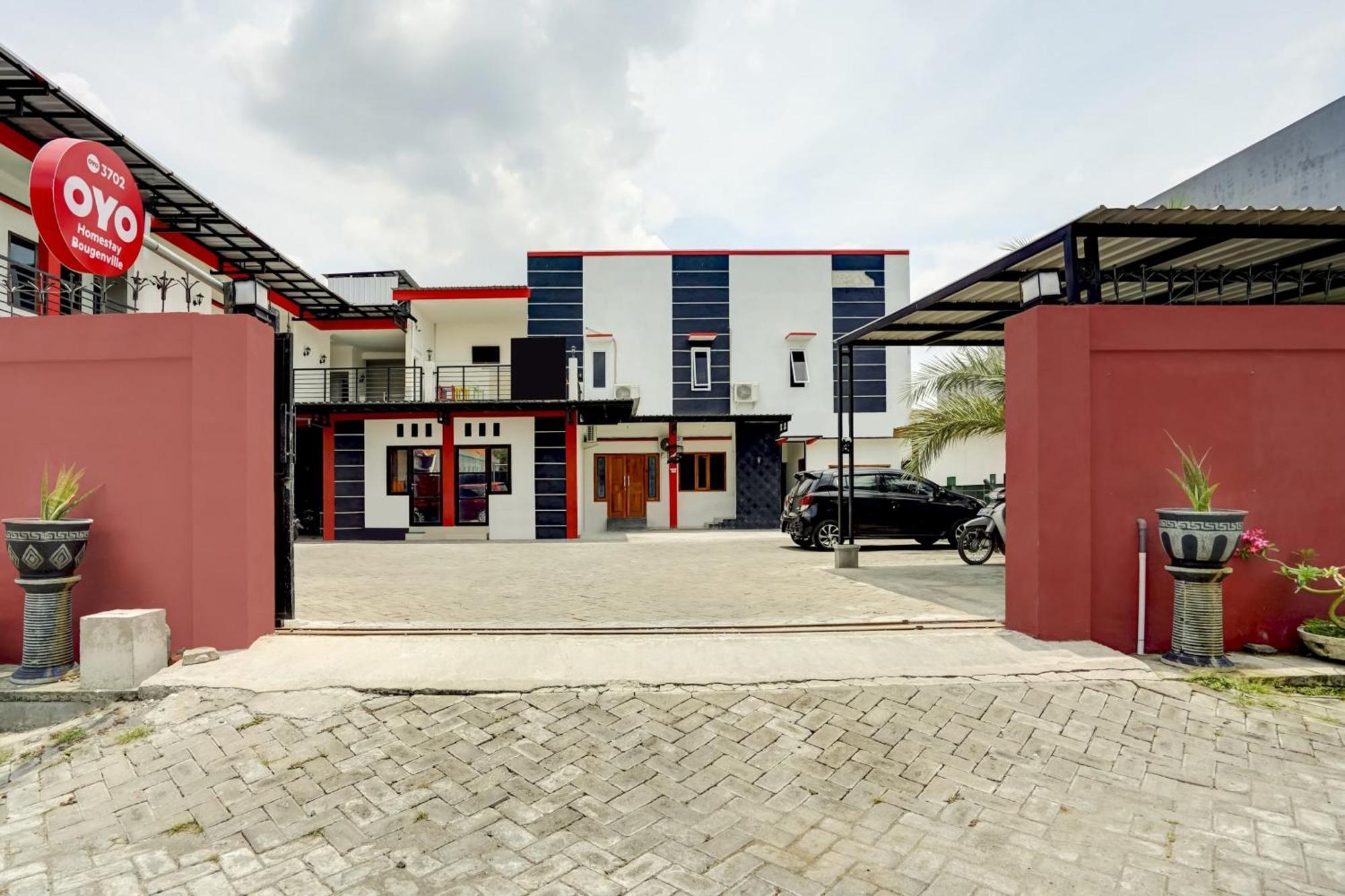 Super Oyo 3702 Homestay Bougenville Syariah Lamongan Buitenkant foto