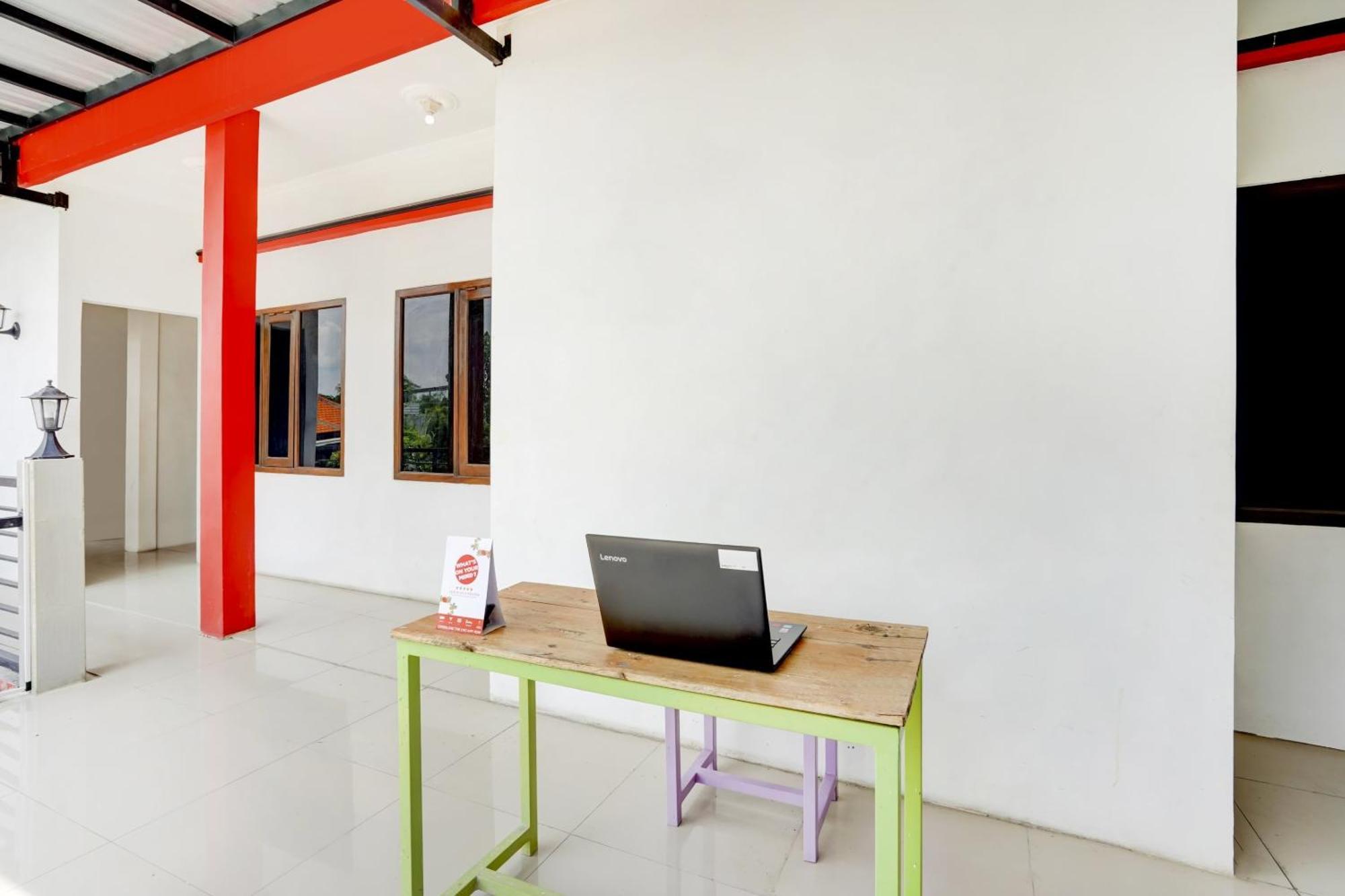 Super Oyo 3702 Homestay Bougenville Syariah Lamongan Buitenkant foto