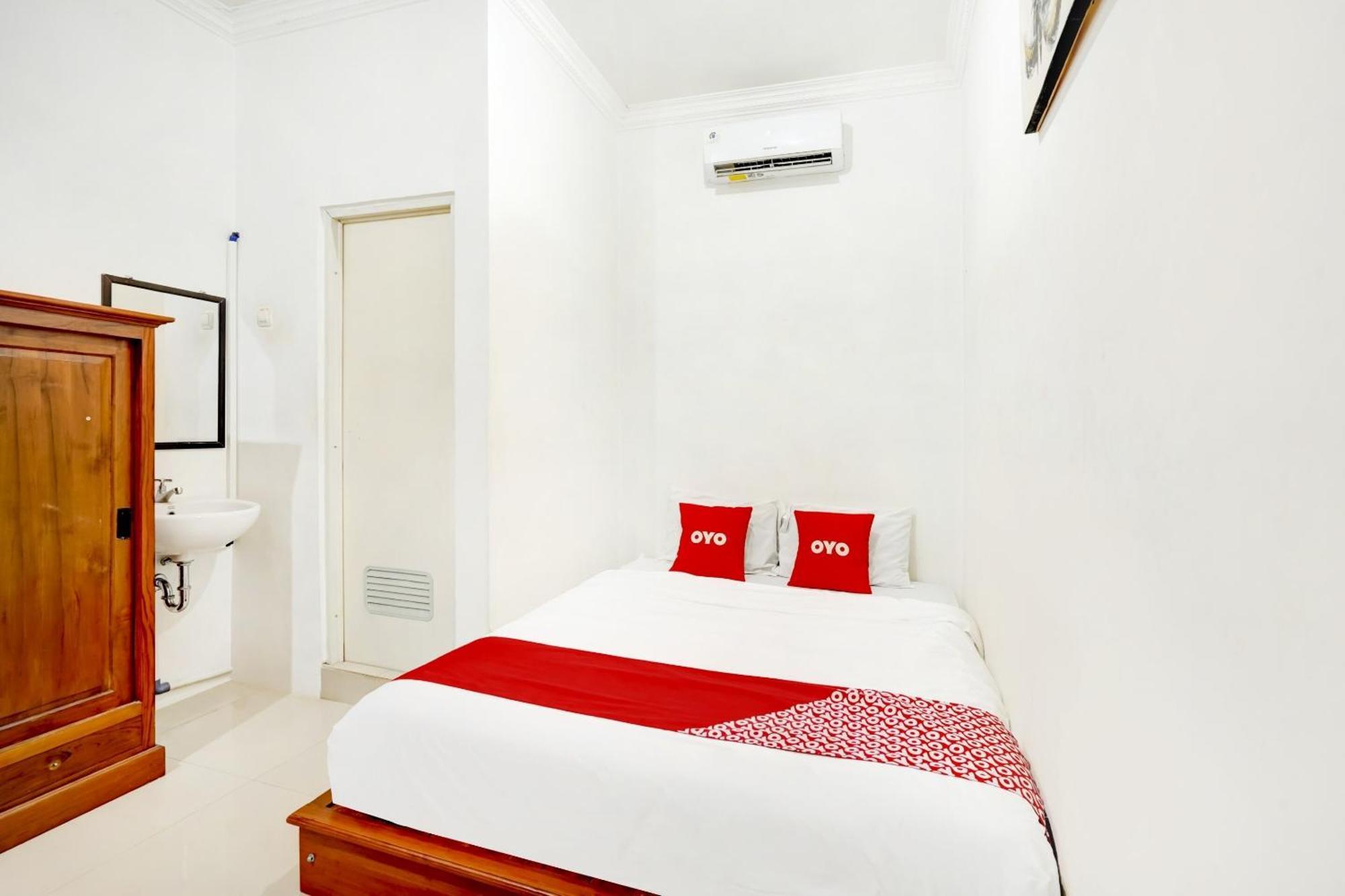 Super Oyo 3702 Homestay Bougenville Syariah Lamongan Buitenkant foto