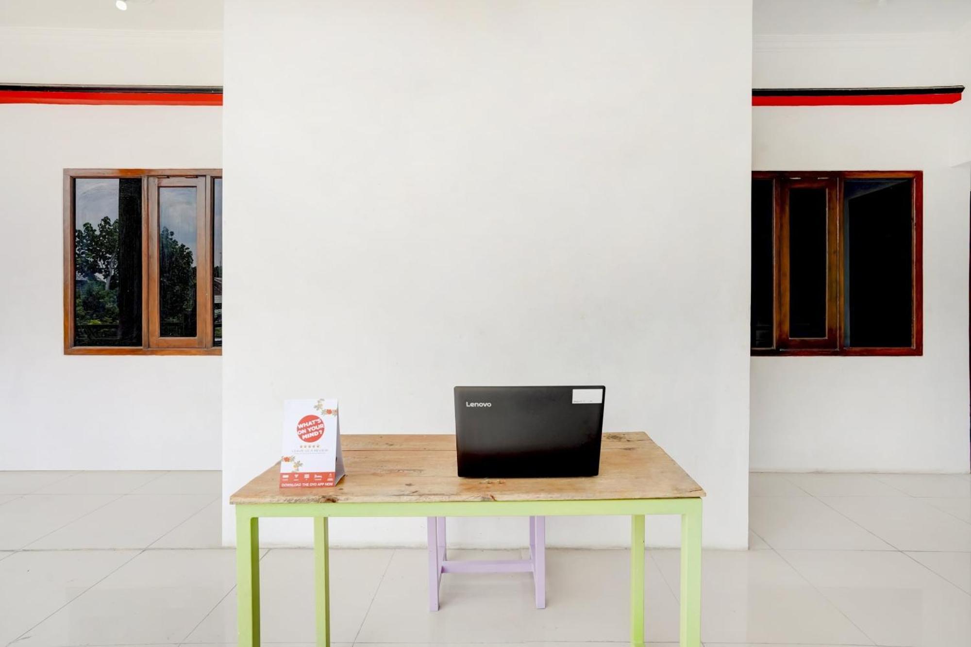 Super Oyo 3702 Homestay Bougenville Syariah Lamongan Buitenkant foto