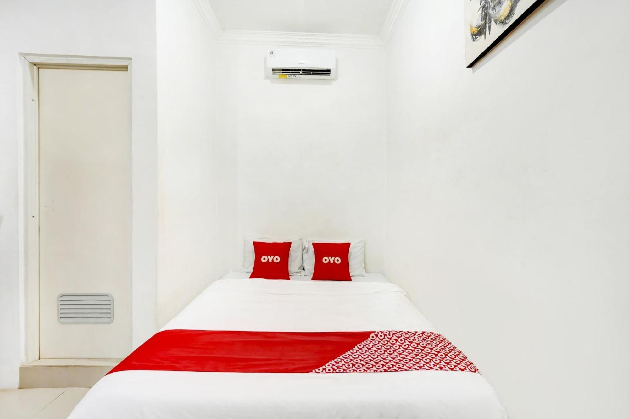 Super Oyo 3702 Homestay Bougenville Syariah Lamongan Buitenkant foto